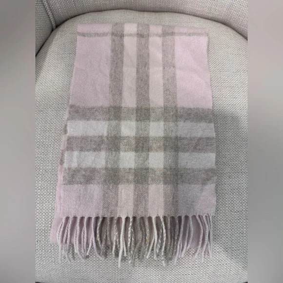 Authentic Burberry Check Cashmere Scarf in light pink - Picture 3 of 4